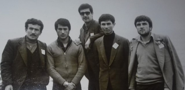 Soldan ikinci eli bağlı Necmeddin. Sağ En baştaki Bekir SOBACI